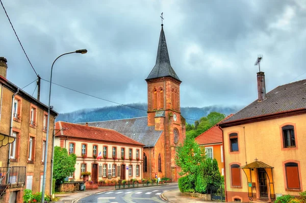 La Petite-Raon, ayuntamiento y la iglesia. Departamento de Vosgos, Francia — Foto de Stock
