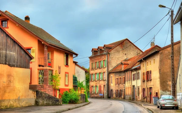Tradycyjne domy w La Petite-Raon, wieś w departamencie Vosges - Francja — Zdjęcie stockowe