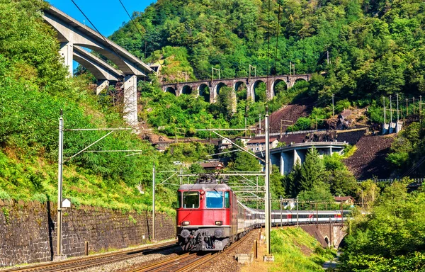 Kereta penumpang akan turun melewati Gotthard Swiss — Stok Foto