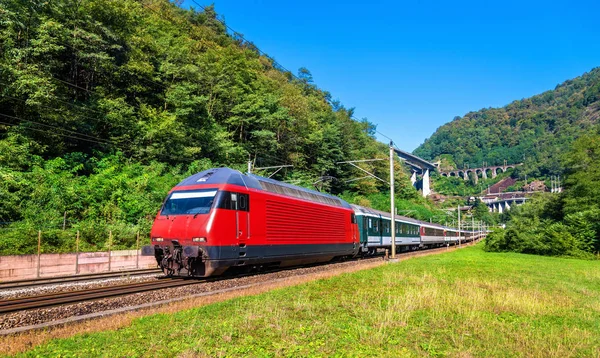 Persontåg går ner bergspasset Gotthard - Schweiz — Stockfoto