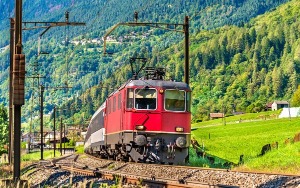 El tren de pasajeros está bajando por el paso de Gotthard - Suiza — Foto de Stock