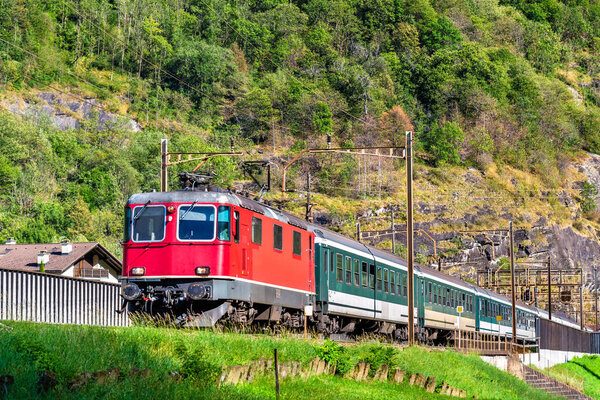 Пассажирский поезд поднимается по перевалу Готтхард - Швейцария
