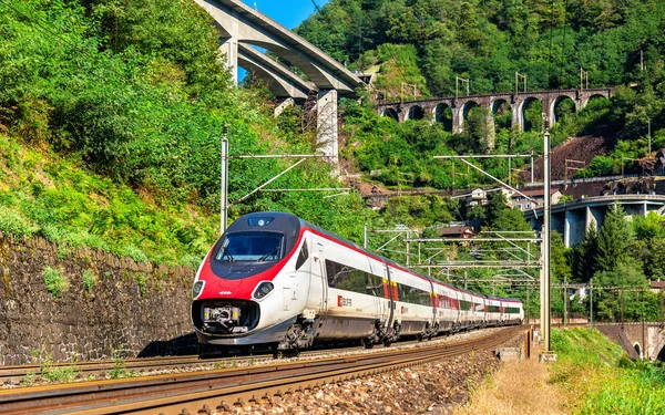 Alstom inclina el tren de alta velocidad en el ferrocarril de Gotthard — Foto de Stock