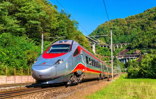 Alstom inclinando trem de alta velocidade na ferrovia Gotthard — Fotografia de Stock