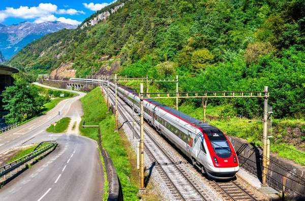 Tren suizo de alta velocidad basculante en el ferrocarril de Gotthard — Foto de Stock