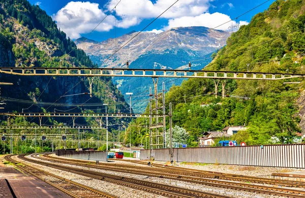 Estación de Lavorgo en el ferrocarril de Gotthard en los Alpes suizos — Foto de Stock