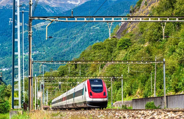 Tren de alta velocidad inclinado sobre el ferrocarril de Gotthard —  Fotos de Stock