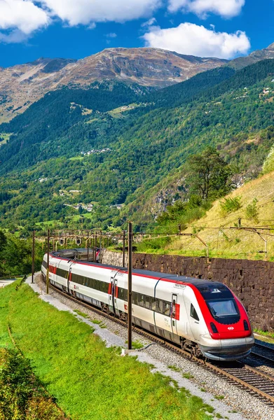 Tren suizo de alta velocidad basculante en el ferrocarril de Gotthard —  Fotos de Stock