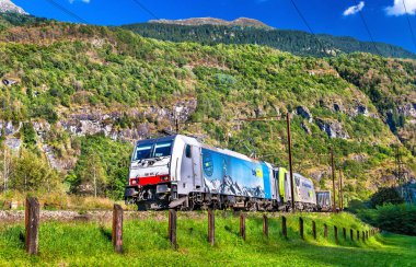 Yük treni Gotthard pass tırmanıyor