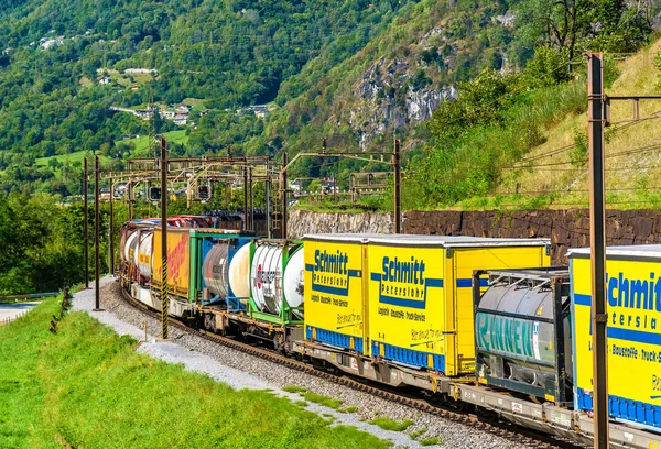 Nákladní vlak šplhá do průsmyku Gotthard — Stock fotografie