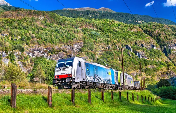 Tren de carga está subiendo por el paso de Gotthard —  Fotos de Stock