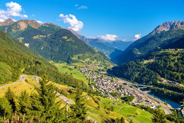 Weergave van Airolo dorp uit de Gotthard Pas, Zwitserland — Stockfoto