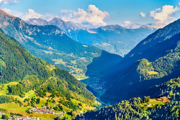 Vista del pueblo de Airolo desde el paso de Gotthard, Suiza —  Fotos de Stock