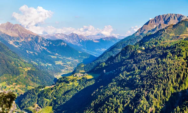 Vista del pueblo de Airolo desde el paso de Gotthard, Suiza — Foto de Stock