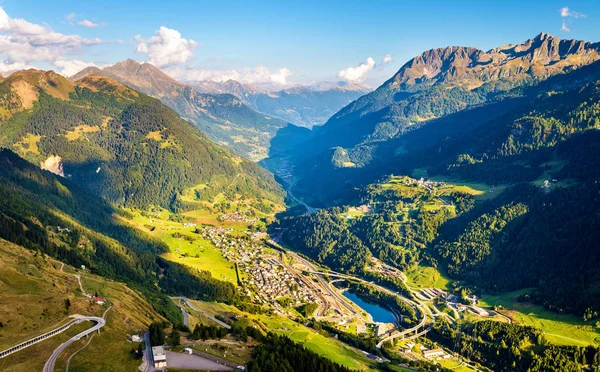 ゴッタルド渡す、スイスからアイロロ村の風景 — ストック写真