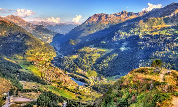 Weergave van Airolo dorp uit de Gotthard Pas, Zwitserland — Stockfoto