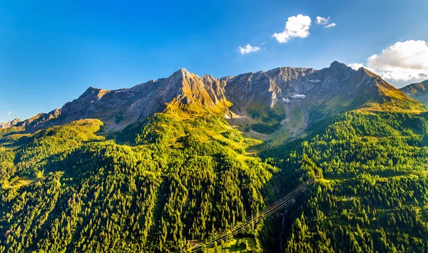 Berge in der Nähe des Gotthardpasses in den Schweizer Alpen — Stockfoto