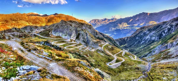 在瑞士阿尔卑斯山圣哥达隧道通过蛇形路 — 图库照片