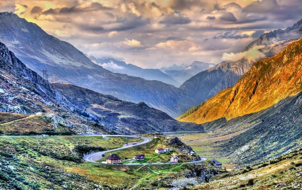 Estrada serpentina para o Passo de São Gotardo nos Alpes Suíços — Fotografia de Stock