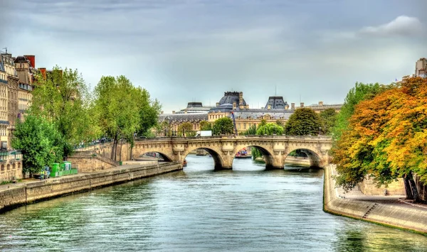 Seine ve Pont Neuf Köprüsü de Paris - Fransa — Stok fotoğraf