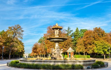 Alcachofa çeşme Buen Retiro Park - Madrid