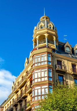 San Sebastian - İspanya şehir merkezinde binalarda