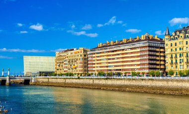 Binalarda San Sebastian de nehir Urumea, İspanya