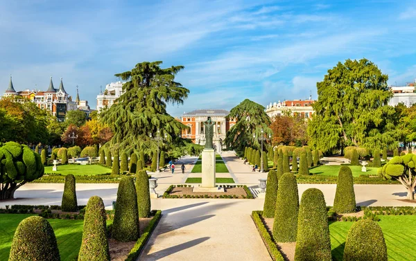 Jardín Parterre en el Parque del Buen Retiro - Madrid, España —  Fotos de Stock