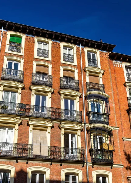 Типовий будівлю в центрі міста Мадрид, Іспанія — стокове фото