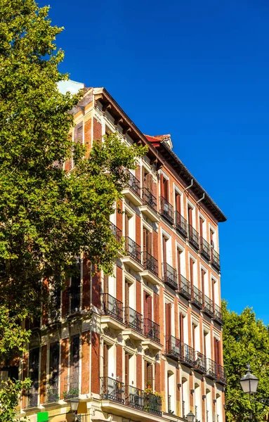 Typisch gebouw in het centrum van Madrid, Spanje — Stockfoto