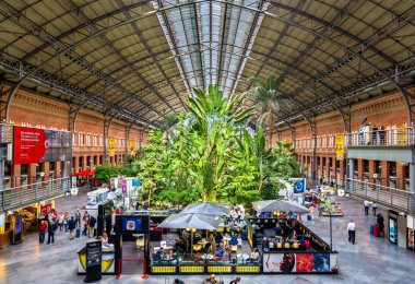 Tropikal bahçe içinde eski bina Atocha tren istasyonu kapalı