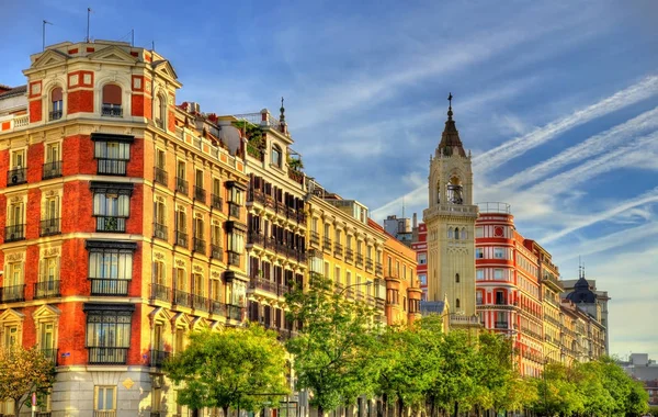 Edifício típico no centro de Madrid, Espanha — Fotografia de Stock