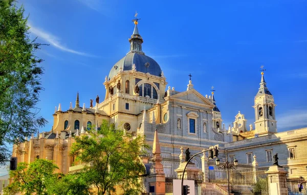 Blick auf die Almudena-Kathedrale in Madrid, Spanien — Stockfoto