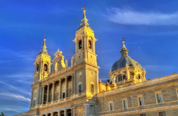 Uitzicht op de kathedraal van Almudena in Madrid, Spanje — Stockfoto