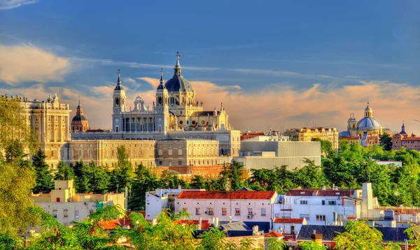 Vista da Catedral de Almudena em Madrid, Espanha — Fotografia de Stock