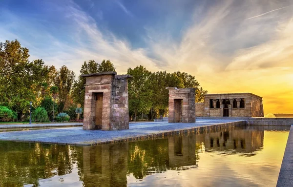 沈む夕日の寺院は、スペイン、マドリッドの Debod — ストック写真