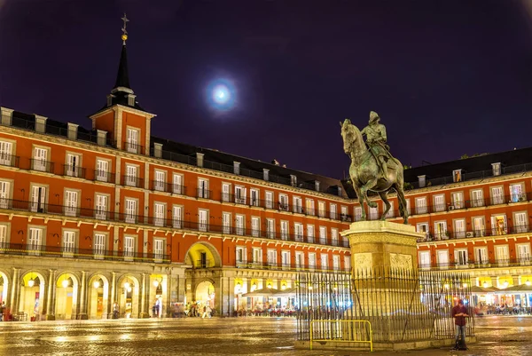 Памятник Филиппу III на площади Plaza Mayor в Мадриде, Испания — стоковое фото