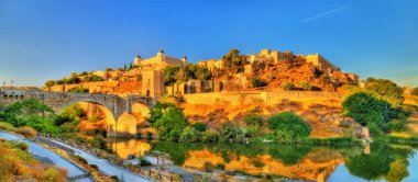 Toledo Alcantara Köprüsü, İspanya ile Panoraması