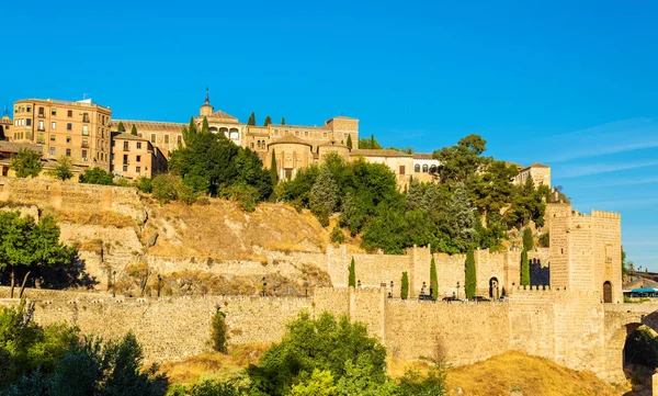 Museo de Santa Cruz, Convento de La Concepción y Puente de Alcántara en Toledo, España — Foto de Stock