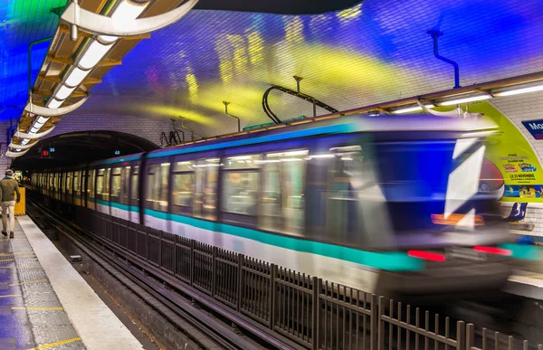 Metro tåg lämnar Montparnasse - Bienvenue station i Paris, Frankrike — Stockfoto