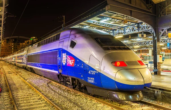 TGV Euroduplex tågsättet på Paris-Est järnvägsstation. — Stockfoto