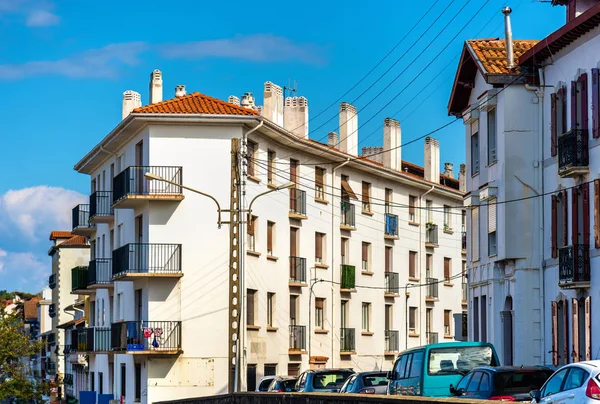 Edificios en Hendaye, una ciudad francesa en la frontera con España — Foto de Stock