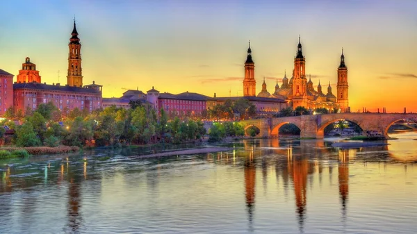 Die kathedrale-basilika nuestra senora del pilar in zaragoza - spanien — Stockfoto