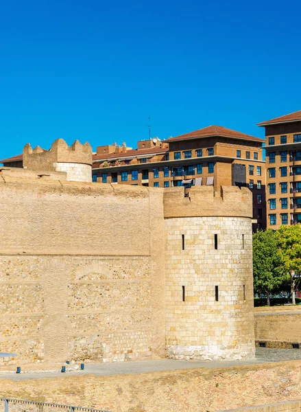 Aljaferia, een versterkte middeleeuwse islamitische paleis in Zaragoza, Spanje — Stockfoto