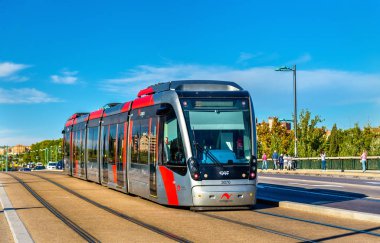 Santiago köprüde CAF Urbos 3 tramvay