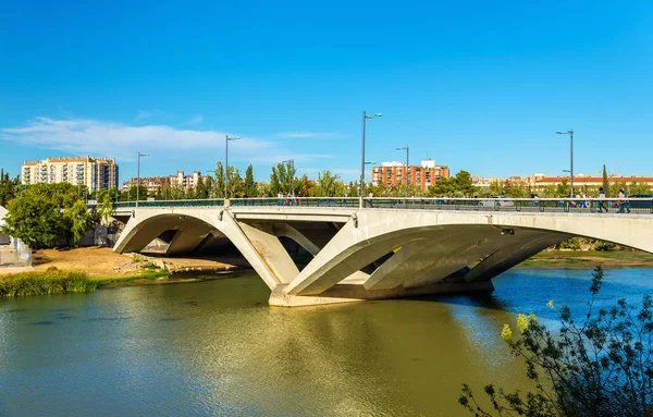 Puente de Santiago en Zaragoza, España — Foto de Stock