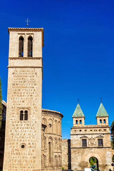 Церковь Сантьяго-дель-Аррабаль и Пуэрта-де-Бисагра-Нуэва-Гате в Табадо, Испания — стоковое фото