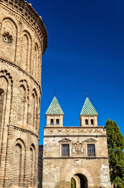 Igreja de Santiago del Arrabal e Porta Puerta de Bisagra Nueva em Toledo, Espanha — Fotografia de Stock