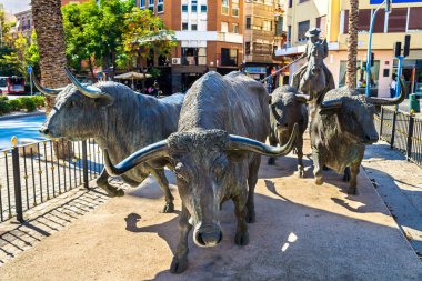 Plaza de Toros Alicante, İspanya yakınındaki boğa heykeli