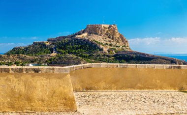 Mount Benacantil Alicante, İspanya yukarıda üzerinde Santa Barbara kale görünümü